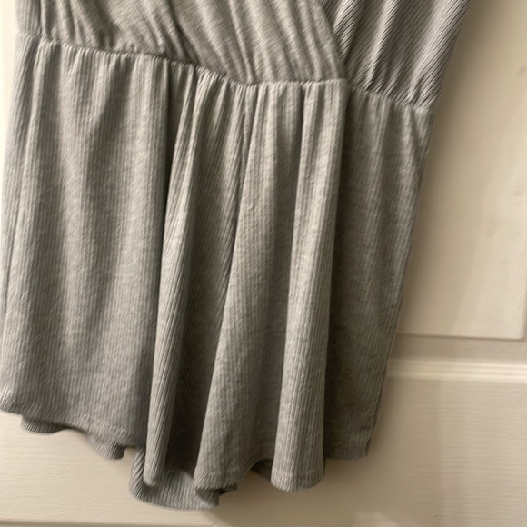 Ecote light gray shortsleeved v-neck poly blend ribbed ROMPER size large - Picture 7 of 10